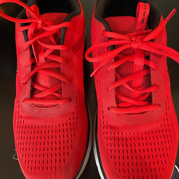 Men’s size 8 red Skechers - Picture 2 of 3